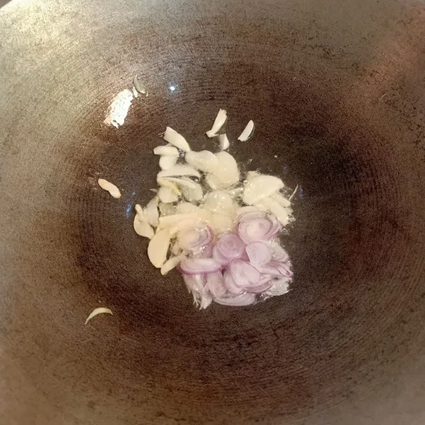 Panaskan minyak secukupnya dan tumis bawang putih terlebih dahulu baru bawang merah.