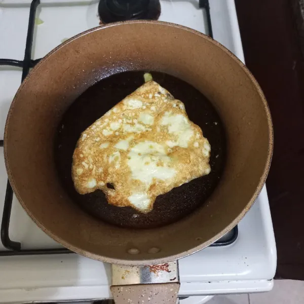 Masak hingga kedua sisi telur matang, sisihkan.