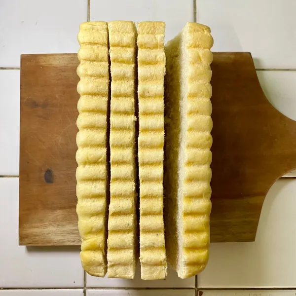 Potong-potong roti tawar menjadi 3 bagian.