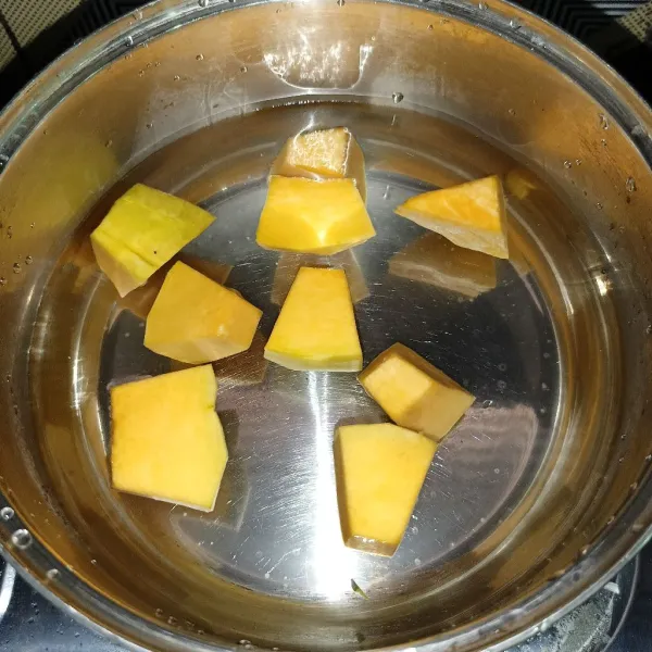 Rebus labu kuning dan air dipanci.
