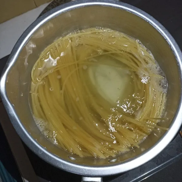 Didihkan air, garam, dan minyak. Setelah itu, masukkan pasta, rebus sampai aldente. Angkat dan tiriskan.