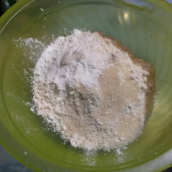 Campur tepung, baking soda, baking powder, gula pasir, garam, dan cinnamon powder. Saya skip cinnamon ya. Aduk rata.