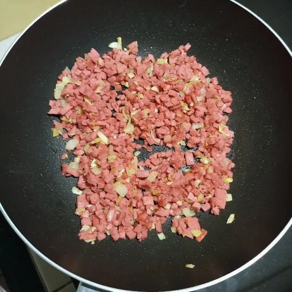 Masukkan potongan smooke beefnya. Tumis sampai setengah matang.
