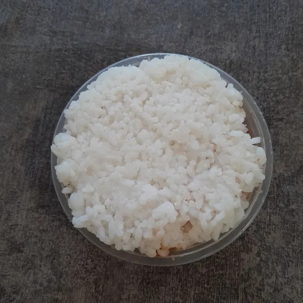 Lalu timpa dengan nasi sampai penuh lalu tekan perlahan.