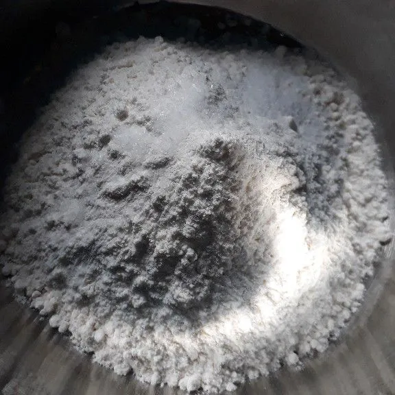 Selanjutnya siapkan tepung terigu dalam baskom, beri garam dan penyedap. Aduk agar tercampur antara tepung dan seasoning nya.