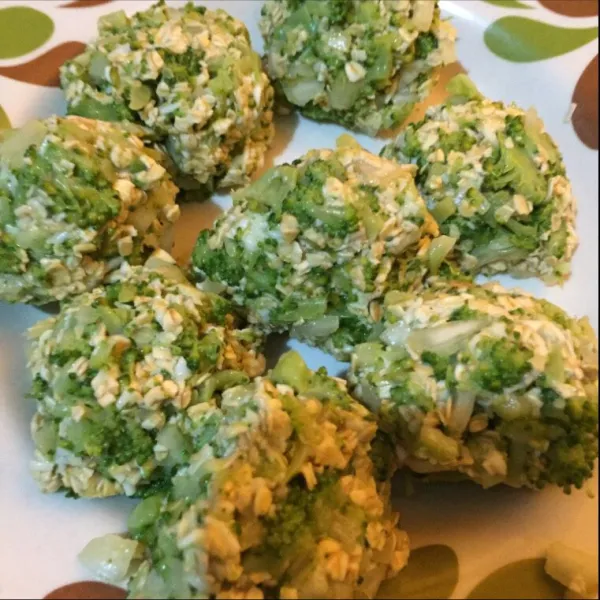 Bentuk brokoli nugget sesuai selera dan di diamkan selama 5 menit, balur nugget dengan telur dan tepung panko dan goreng sampai matang dan agar kecoklatan