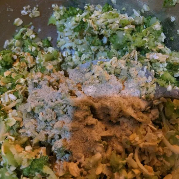 Masukkan kaldu jamur, lada putih dan bubuk bawang putih dan aduk kembali. siapkan tepung panko