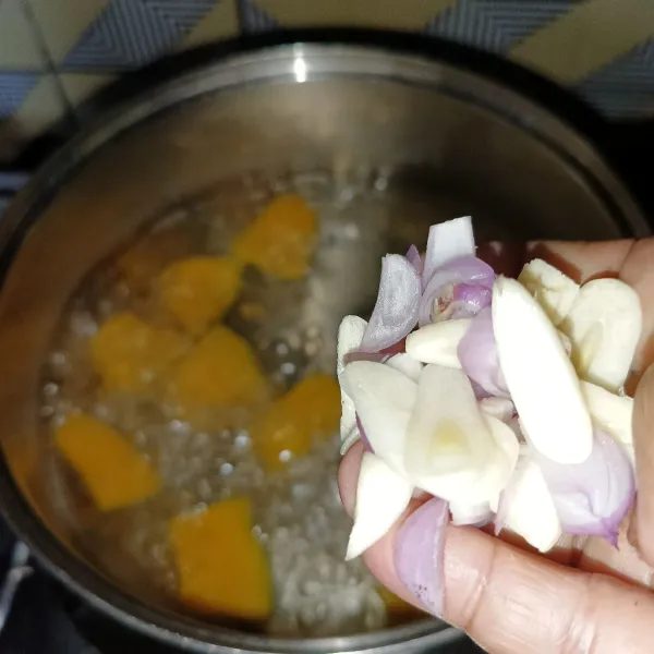 Kemudian tambahkan irisan bawang merah dan bawang putih.