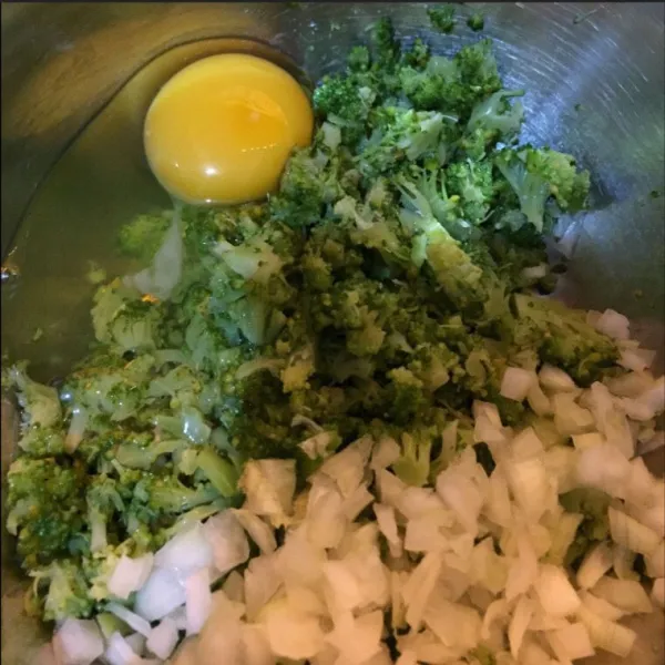Parut brokoli setelah di dinginkan lalu masukkan bawang bombay, keju cheddar sudah di parut, oatmeal utuh dan masukkan 1 butir telur, aduk sampai campur