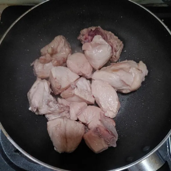 Masak ayam di teflon tanpa minyak, tunggu sampai sedikit kecokelatan, lalu angkat.