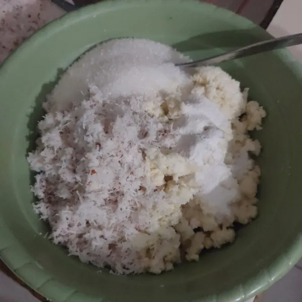 Campur parutan singkong, kelapa parut, gula, bubuk jelly, dan garam, aduk rata.