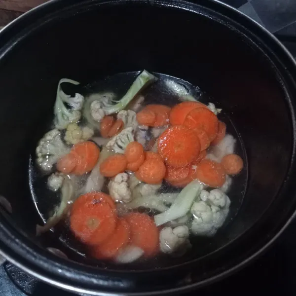 Masukkan kembang kol dan wortel, masak sampai matang, koreksi rasa