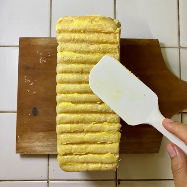 Beri juga olesan margarin di sisi luar roti.