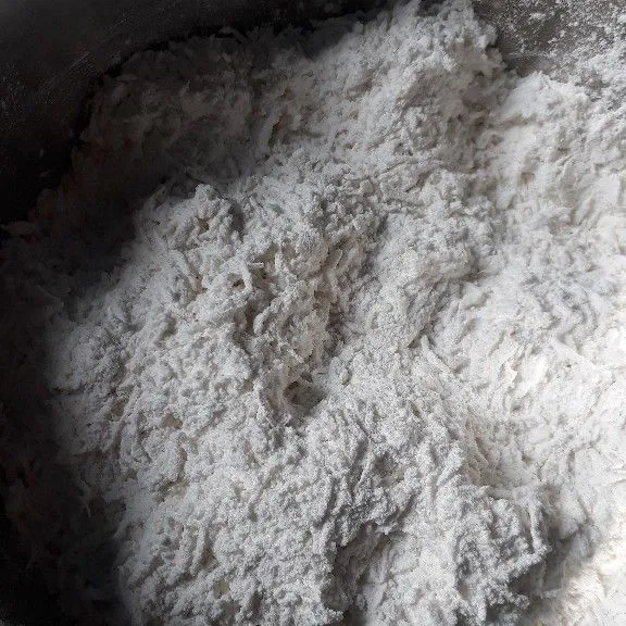 Campur tepung ketan, kelapa parut dan garam, aduk agar merata.