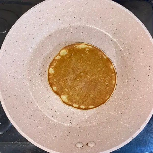 Balik pancake, masak sebentar sampai kedua sisi matang.