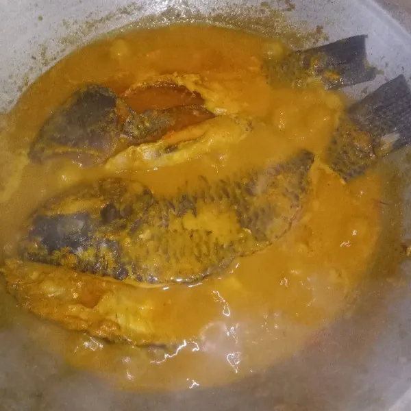 Masak sampai air sedikit menyusut.