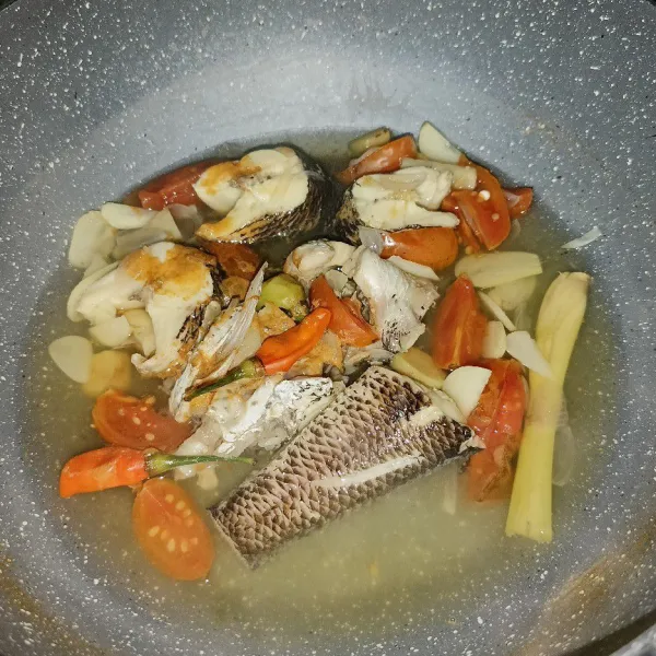 Masak sampai ikan matang, koreksi rasanya, dan siap disajikan.