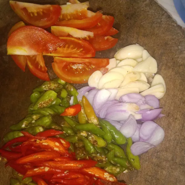 Iris bawang merah, bawang putih, cabe merah, cabe rawit dan tomat.