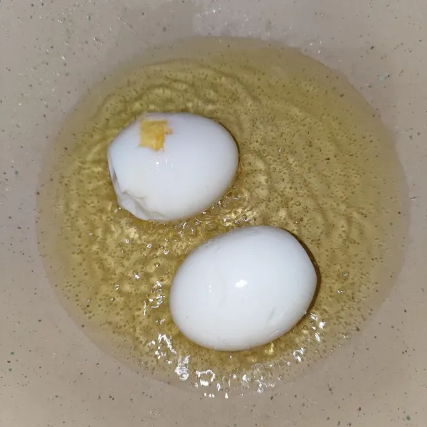 Kemudian panaskan minyak, lalu goreng telur sampai berkulit