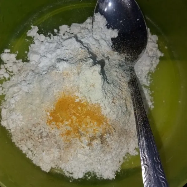 Dalam wadah, masukkan tepung terigu, tepung beras, tepung tapioka, bumbu kari, bawang putih bubuk, lada bubuk, dan ketumbar bubuk