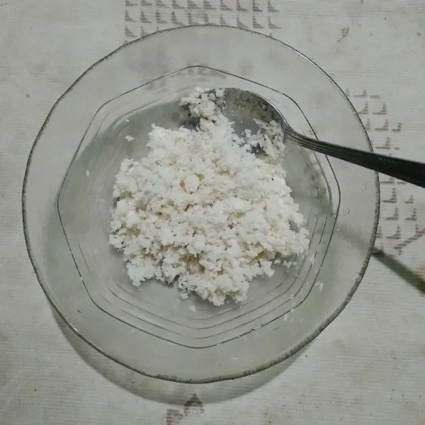 Campurkan tepung roti dengan susu cair. Aduk rata.