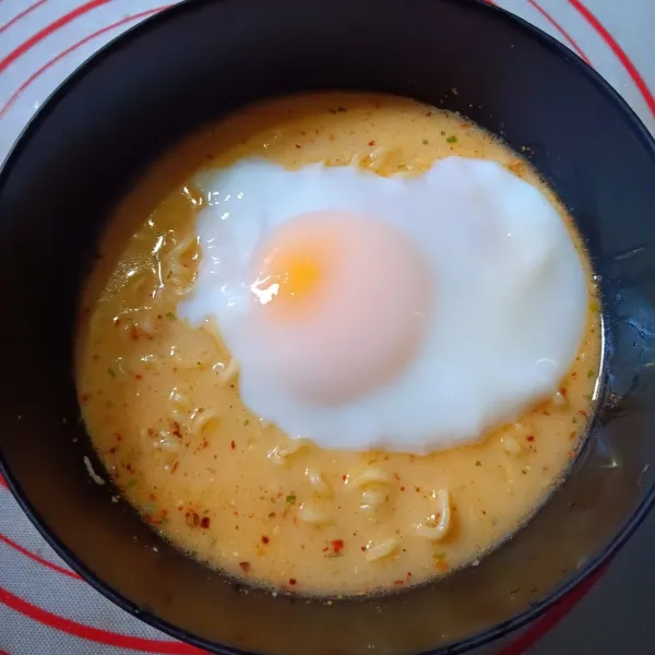 Pecahkan telur onsen diatas ramen, sajikan.