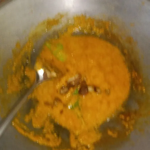 Tambahkan garam, gula merah dan penyedap.