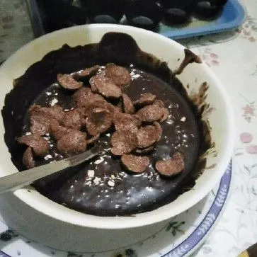 Setelah cokelat leleh, masukkan mede dan sereal cokleta lalu aduk rata.