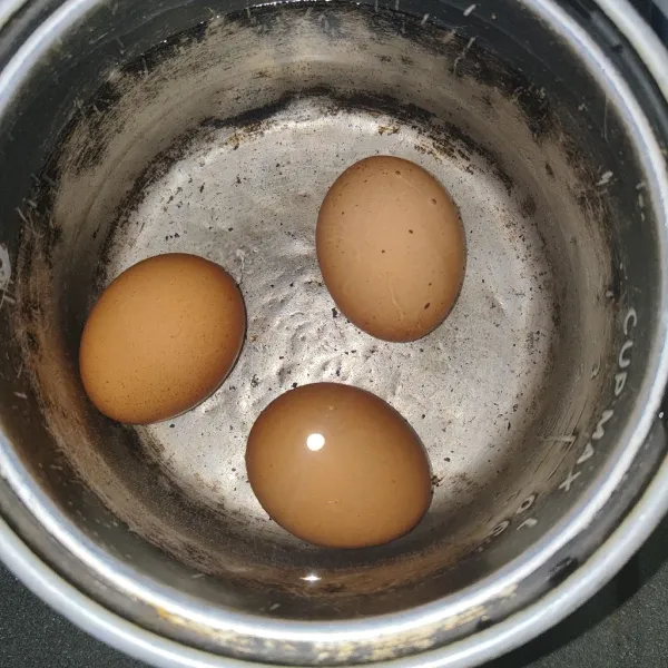 Rebus telur sampai matang, kemudian angkat dan diamkan sebentar, lalu kupas cangkangnya