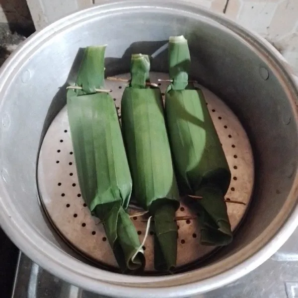 Panaskan kukusan hingga mendidih, masukkan adonan yang telah dibungkus daun pisang. Kukus selama 35 menit. Matikan kompor, biarkan dingin.