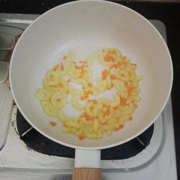 Rebus macaroni dan wortel.