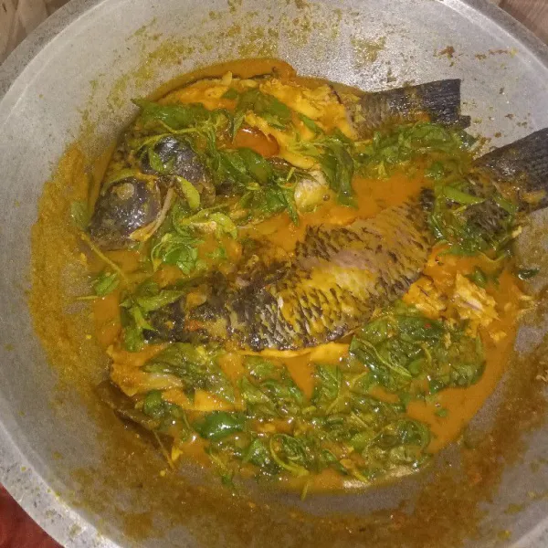 Masak sampai kemangi sedikit layu, dan pesmol kuah ikan nila siap di sajikan.