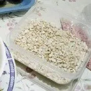 Potong-potong kacang mede, lalu sangrai hingga matang (agak kecoklatan), dinginkan. Lalu iris tipis coklat agar mudah cair saat di tim.