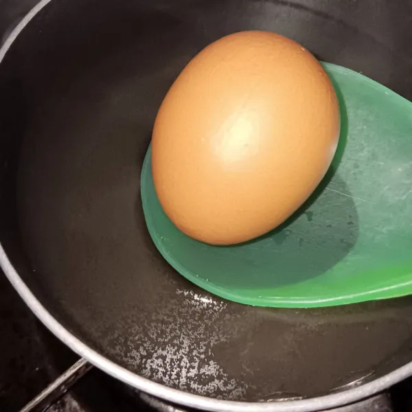 Masukkan telur perlahan. Tutup pancinya rendam selama 7-8menit. Angkat rendam dalam air es sampai nanti digunakan.