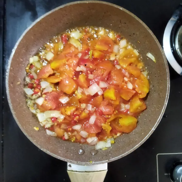 Tambahkan tomat ke dalamnya, masak dengan api kecil selama kurang lebih 10 menit hingga tomat berair.