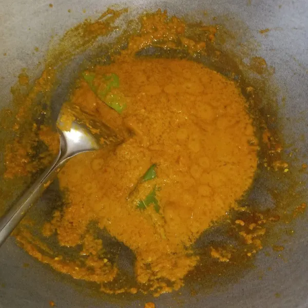 Tambahkan daun salam masak sampai matang dan harum.