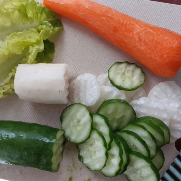 Cuci sayuran, kupas, potong, dan simpan di kulkas sebentar.
