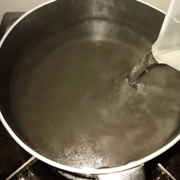 Buat tamago onsen, rebus air di sauce pan diameter 18-20cm (jika pancinya besar tambahkan takaran air, pokoknya telur harus terendam) sampai mendidih. Matikan api, tambahkan 300 ml air lagi.