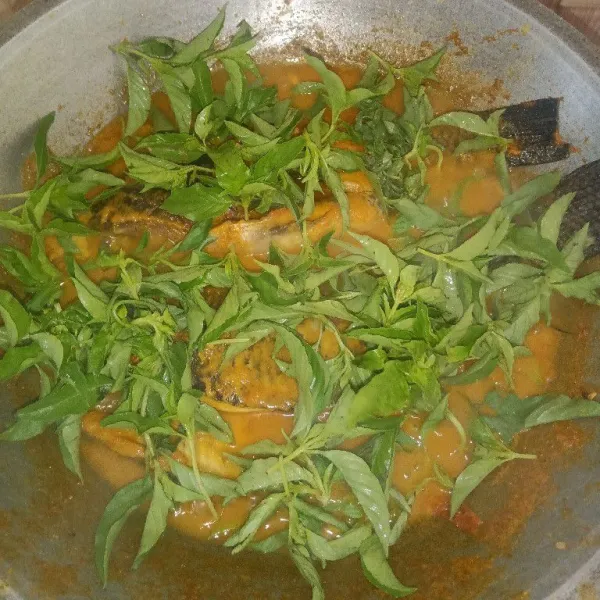 Tambahkan kemangi, aduk.