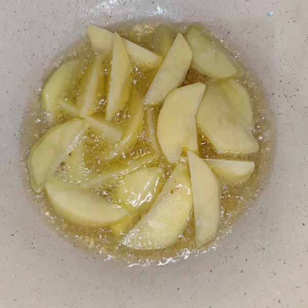 Kupang kentang lalu potong sesuai selera, kemudian cuci bersih, goreng hingga matang dan berubah warna keemasan, setelah masak angkat lalu tiriskan kentang
