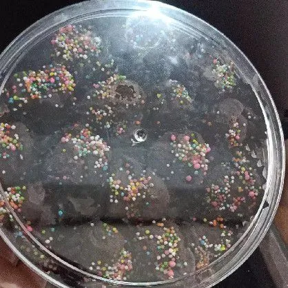 Dinginkan dan biarkan coklat mengering. Jika sudah dingin bisa disimpan di toples.