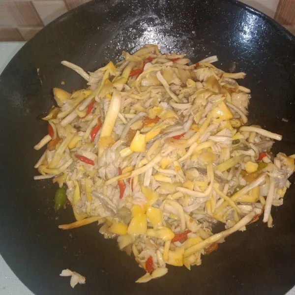 Masukkan jamur dan aduk rata tunggu sampai matang dan siap disajikan.