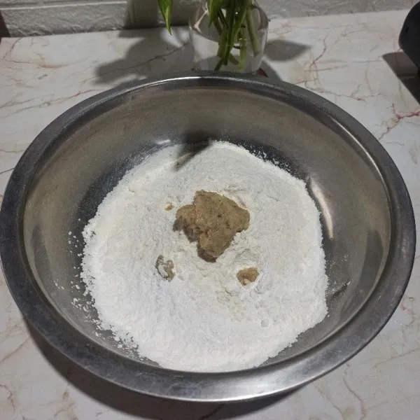Campur tepung terigu, tepung tapioka dan bumbu halus dengan air sedikit demi sedikit.