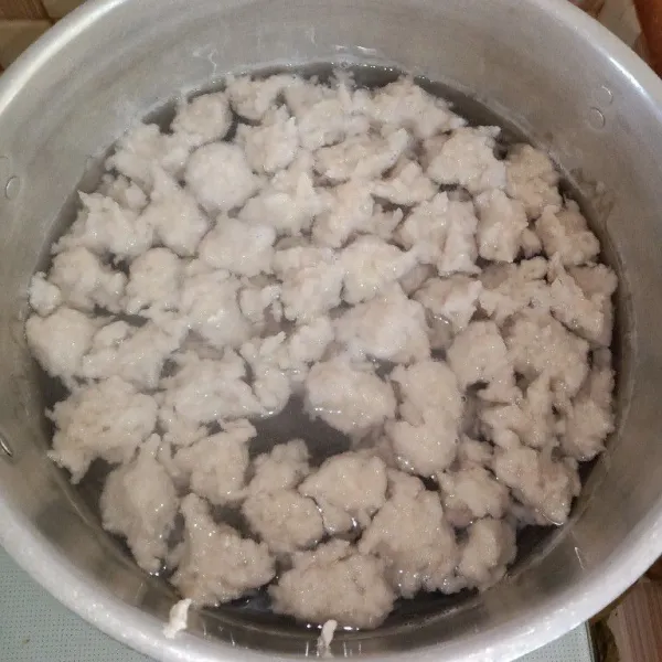 Setelah naik keatas, angkat.