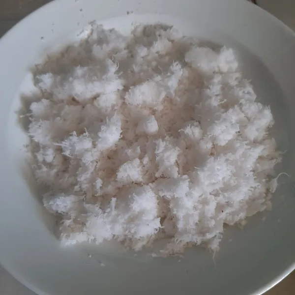 Siapkan kelapa parut, campur dengan garam. Aduk rata.
