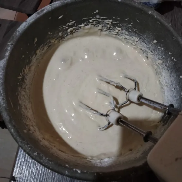 Ayak tepung terigu, tepung maizena dan garam. Masukkan sedikit demi sedikit, mixer dengan kecepatan rendah.