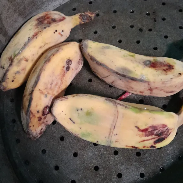 Rebus pisang sampai empuk.
