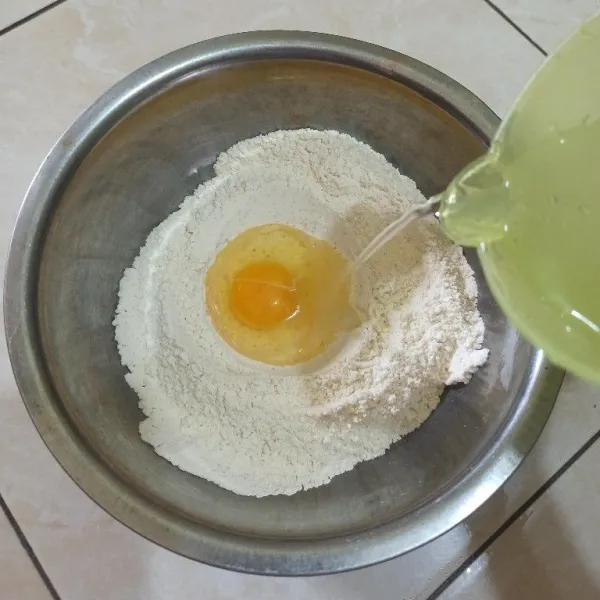 Masukkan telur dan tunang air sedikit demi sedikit.