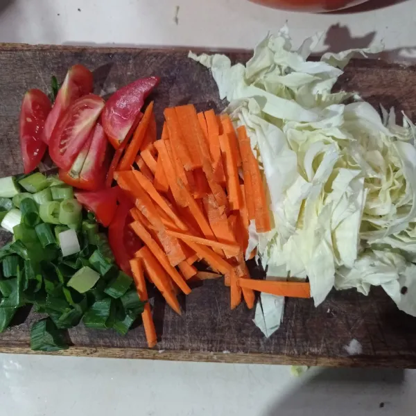 Iris kol, tomat, wortel, dan daun bawang, sisihkan