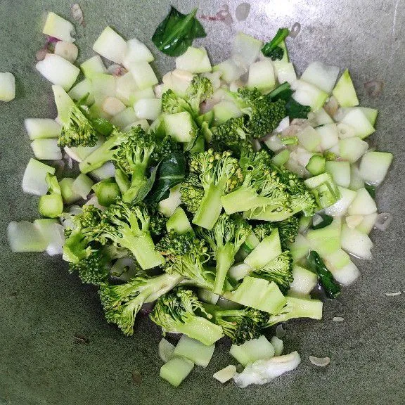 Masukkan brokoli, sedikit air, dan tambahkan seasoning. Aduk-aduk perlahan sembari tes rasa. Masak hingga matang namun jangan terlalu empuk agar brokoli tetap crunchy. Sajikan.